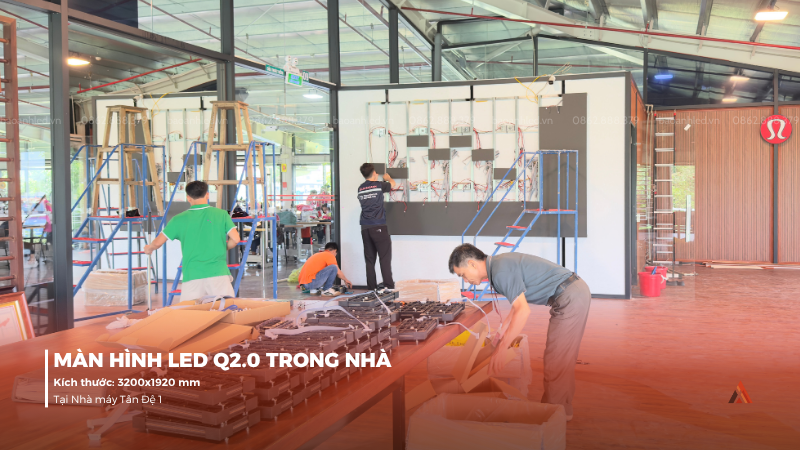 anh-lap-dat-man-hinh-led-q2-0-trong-nha-tai-nha-may-tan-de-2