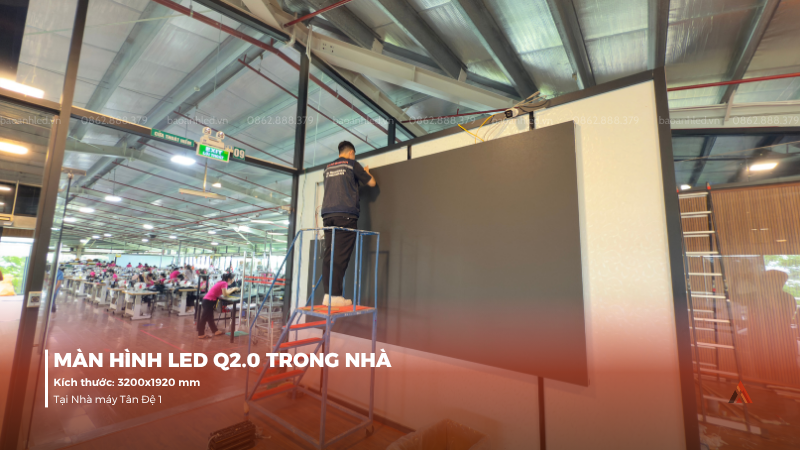 anh-lap-dat-man-hinh-led-q2-0-trong-nha-tai-nha-may-tan-de-3