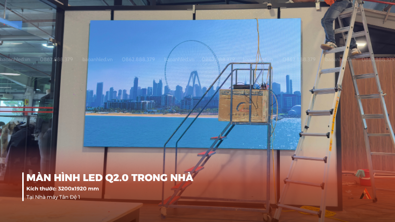 anh-lap-dat-man-hinh-led-q2-0-trong-nha-tai-nha-may-tan-de-4