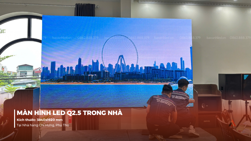 anh-lap-dat-man-hinh-led-q2-5-trong-nha-tai-nha-hang-chi-hung-2