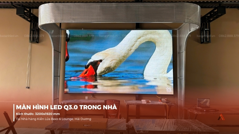 lap-dat-man-hinh-led-q2-5-trong-nha-tai-nha-hang-kien-lua-1