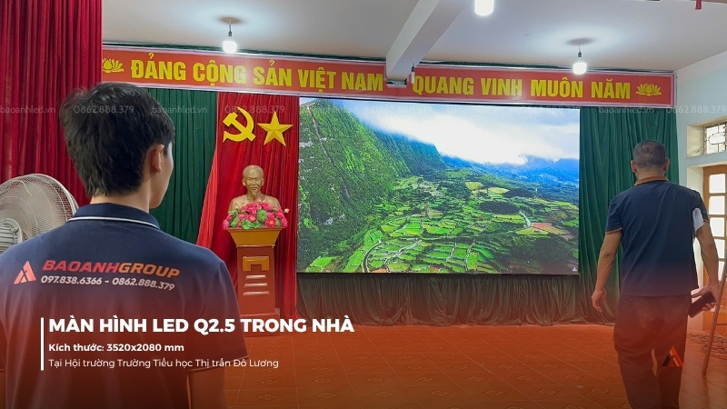anh-lap-dat-man-hinh-led-q2-5-trong-nha-tai-truong-tieu-hoc-thi-tran-do-luong-1