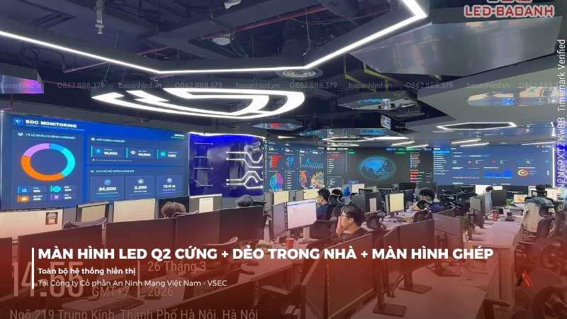 anh-lap-dat-man-hinh-led-q2-cung-deo-va-he-thong-man-hinh-ghep-trong-nha-tai-vsec-2