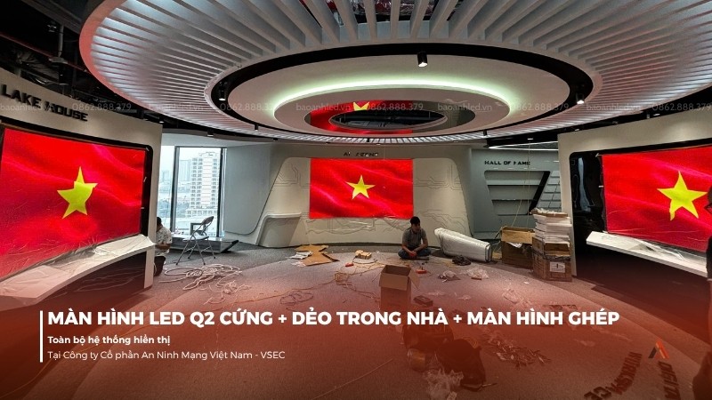 anh-lap-dat-man-hinh-led-q2-cung-deo-va-he-thong-man-hinh-ghep-trong-nha-tai-vsec-4