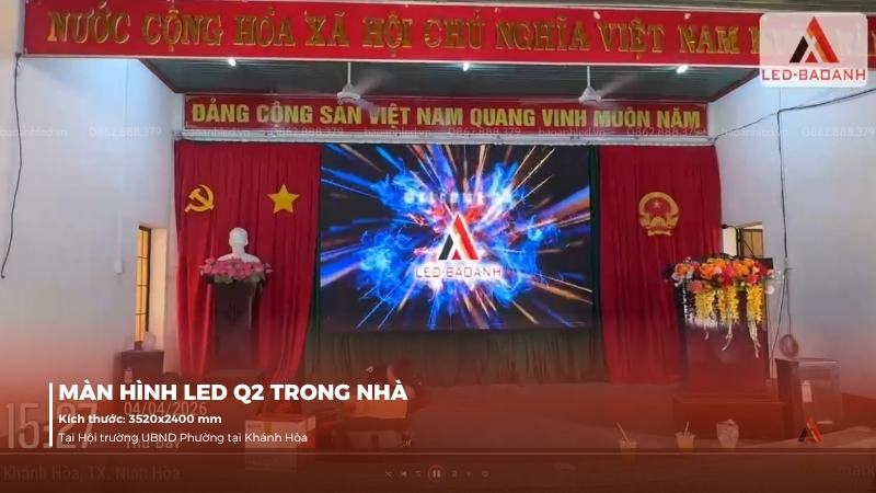 anh-lap-dat-man-hinh-led-q2-trong-nha-tai-hoi-truong-ubnd-phuong-tai-khanh-hoa