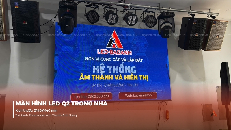 anh-lap-dat-man-hinh-led-q2-trong-nha-tai-showroom-am-thanh-anh-sang-1