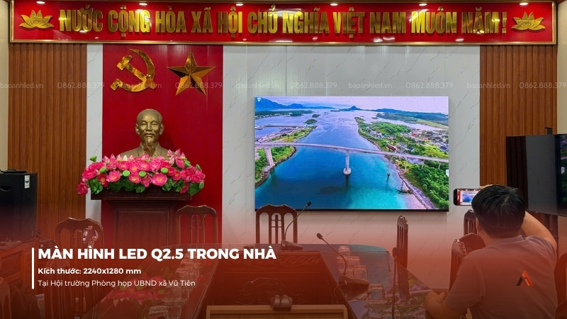 anh-lap-dat-man-hinh-led-q2-5-trong-nha-tai-ubnd-xa-vu-tien-2